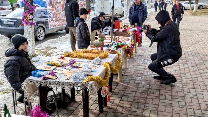 Юные умельцы вновь радуют на ярмарке «Новогодний сюрприз»! 